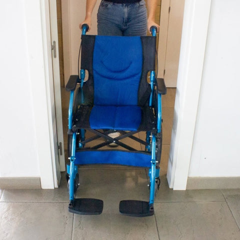 Cadeira de rodas dobrável de alumínio com travões nas pegas, cor azul